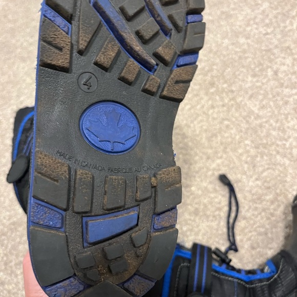 Boys black boots with blue accents. size 4 - Picture 5 of 7